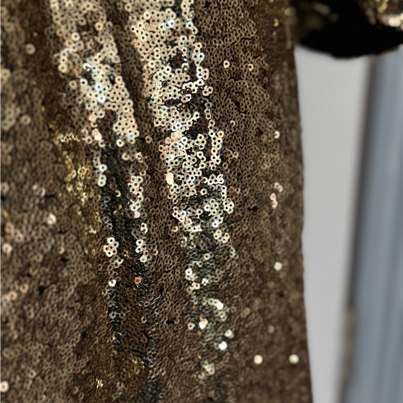 Elegant Gold Sequin Evening Gown - Picture 4 of 8